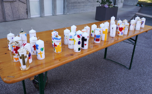 Grosser Andrang am Kerzenverzieren 