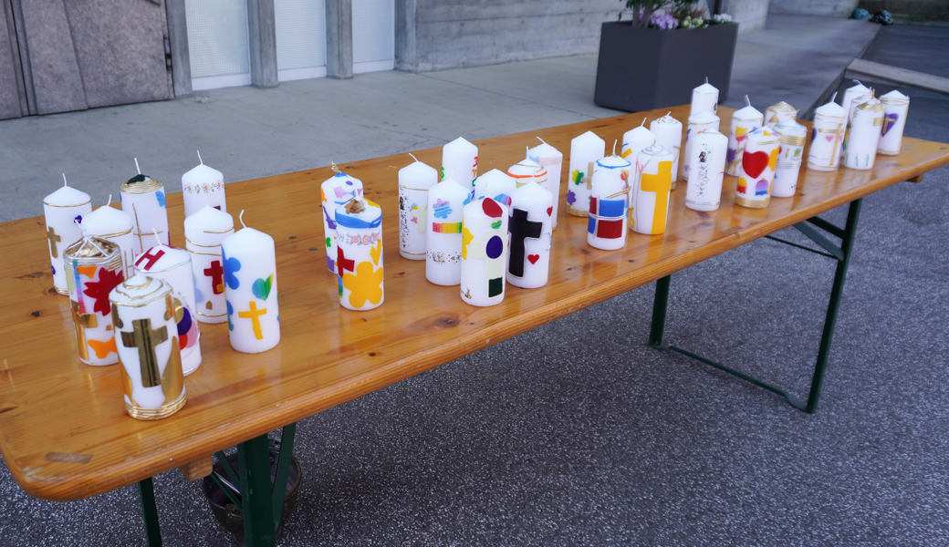 Jede der selbstgestalteten Osterkerzen wurde ein kleines Kunstwerk. Bild: pd 