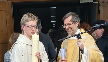 Osternachtmesse endet mit «Eiertütschen»