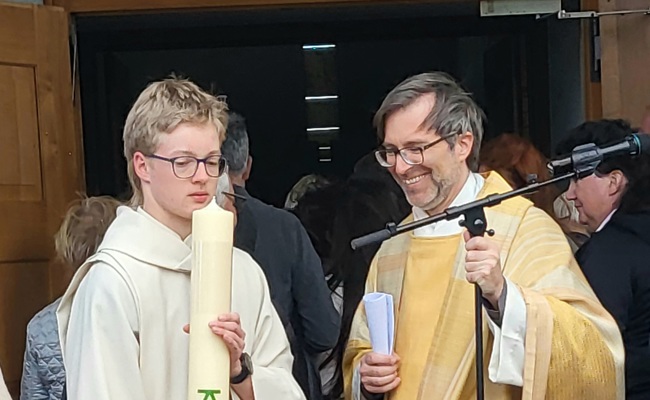 Osternachtmesse endet mit «Eiertütschen»