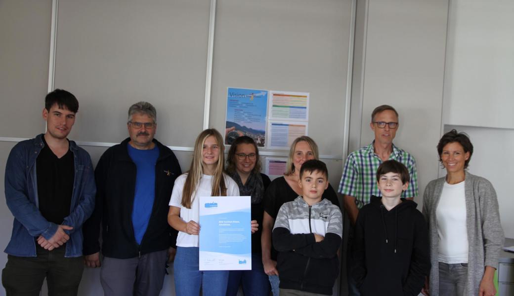 Das Energiegremium ist für den Prozess zur Energieschule verantwortlich: (v. l.) Fabian Eigenmann, Lehrperson; Markus Sonderegger, Hauswart; Anita Shkodra, Schülerin; Marie-Theres Lüchinger, Lydia Heeb, Lehrerinnen; Gianni Sinani, Schüler; Marco Schraner, Lehrer; Loris Städler, Schüler; Marianne Hirscher, Schulrätin.