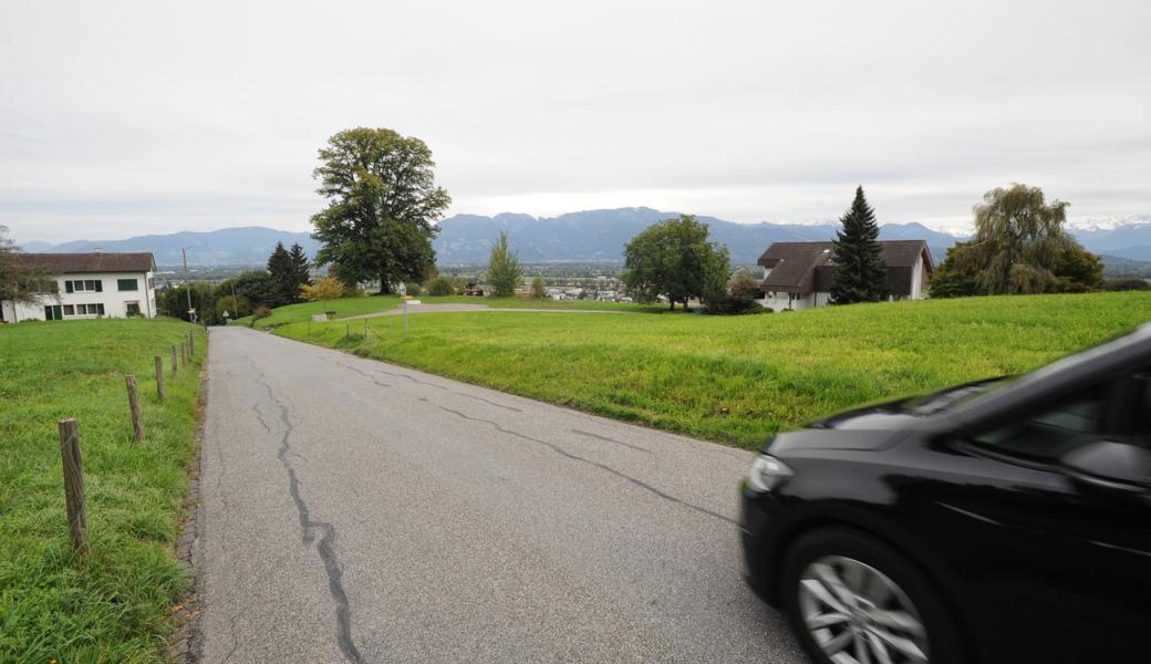 Im Elmat ob Rebstein: Beidseits der Bergstrasse soll man bald bauen können. Etwa hier, wo das Auto fährt, wird ausserdem ein Verkehrsberuhigungselement in die Strasse gebaut. Und talseitig gibt es bis zum Elmatweg hinab ein Trottoir.
