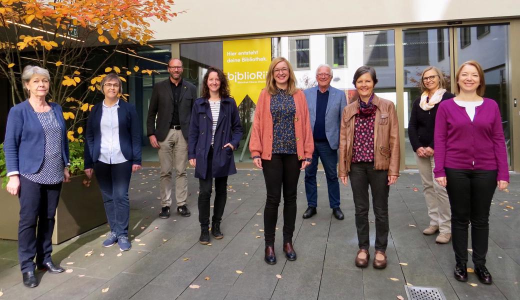 Das engagierte Team rund um die BiblioRii. Das Bild wurde noch vor der Maskenpflicht aufgenommen.
Von links: Brunhild Hartmeyer, Alexandra Graber, Daniel Schelling, Tabea Gamper, Sandra Mäder, Hanspeter Enderli, Sandra Tanner, Ursula Neurauter, Manuela Schöbi. Auf dem Foto fehlen Ralph Good, Roland Züger und Patricia Lang.