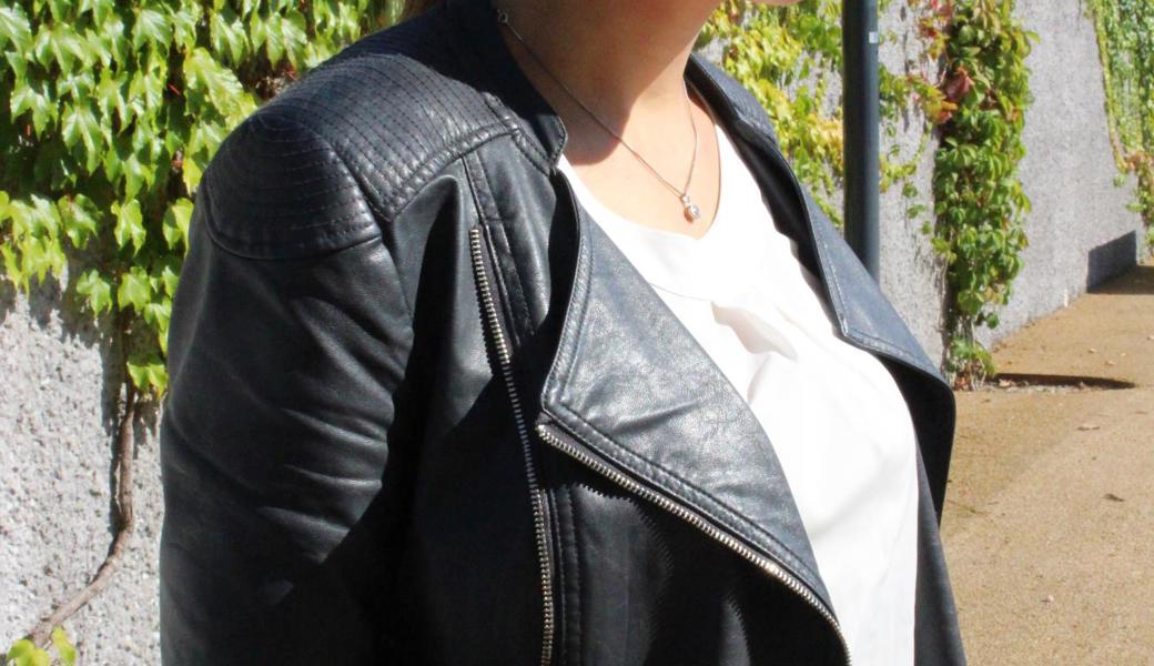 Jacke: 40.- aus Österreich
T'shirt: 15.- aus der Schweiz
Kette: ein Geschenk von den Eltern
