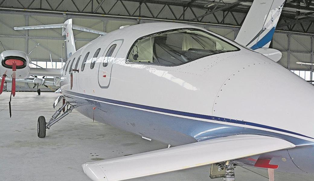 . . . bis zu den Flugzeugparkplätzen in den Hangars. Der neue Hangar C6 stand gestern morgen im Gegensatz zu C5 (Bild) noch leer.