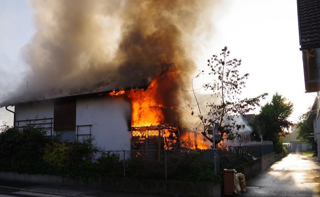Feuer auf Terrasse weitet sich zu Grossbrand aus