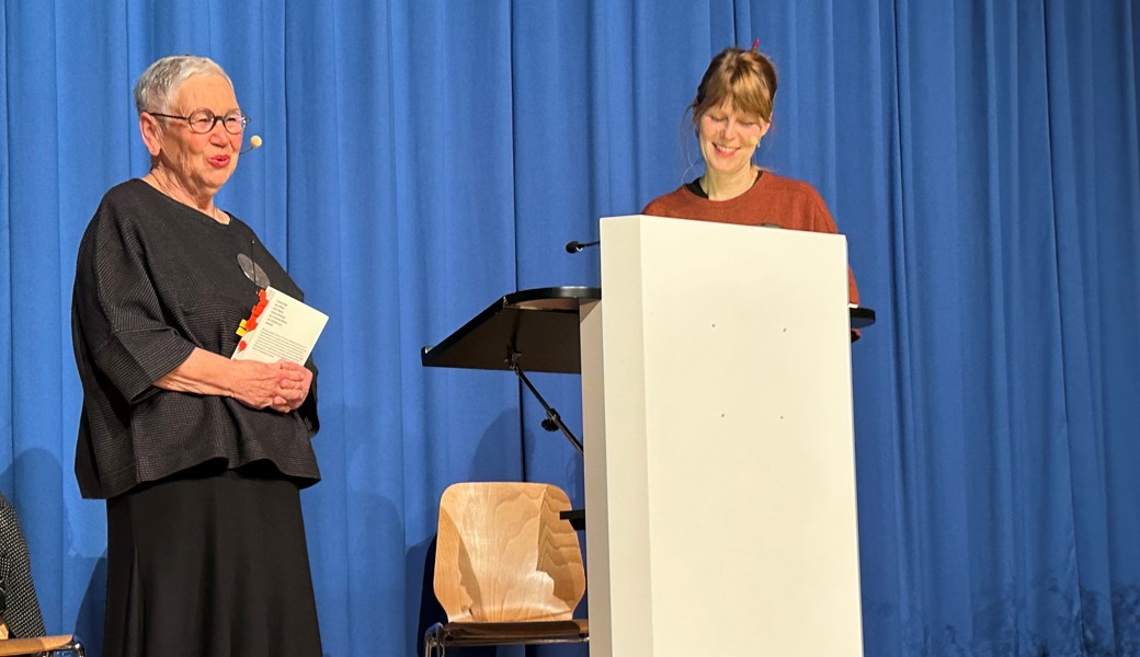 Auf Hochdeutsch stellte Lektorin Ursina Greuel (rechts) ihre Fragen. In Diepoldsauer Mundart antwortete Berta Thurnherr und berichtete über ihr literarisches Schaffen. 