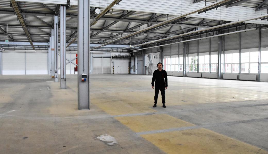 Reto Schirmer steht in der riesigen Halle, in der in den nächsten Monaten ein Trampolin- und Freizeitpark entstehen soll.