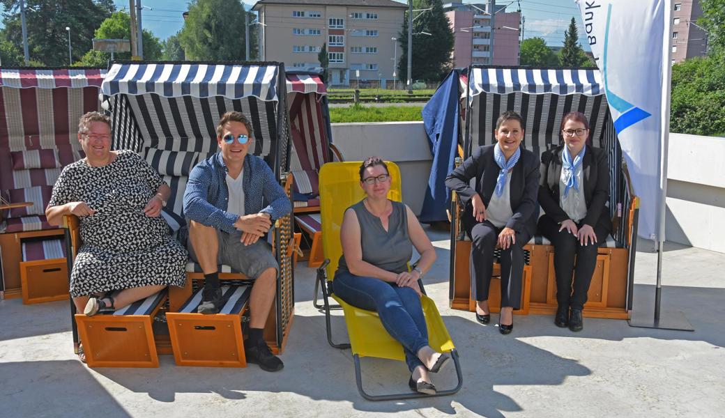 Ob im Strandkorb oder im Liegestuhl: Das Feriengefühl im Open-Air-Kino auf der Gesa ist gewiss. 16 Filme umfasst das Programm, vorgestellt von Denise Zellweger und Pascal Zäch (Kinotheater Madlen), Nadine Walt (Stadt Altstätten, Standortgemeinde) sowie die Kulturpartnerinnen Nicole Loher und Katja Ammann (Alpha Rheintal Bank).  Ob im Strandkorb oder im Liegestuhl: Das Feriengefühl im Open-Air-Kino auf der Gesa ist gewiss. 16 Filme umfasst das Programm, vorgestellt von Denise Zellweger und Pascal Zäch (Kinotheater Madlen), Nadine Walt (Stadt Altstätten, Standortgemeinde) sowie die Kulturpartnerinnen Nicole Loher und Katja Ammann (Alpha Rheintal Bank).