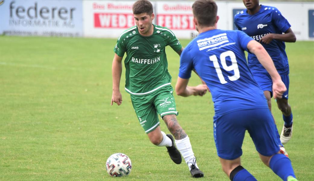 Rebsteins Simon Schranz nimmt es mit zwei Rüthnern auf.