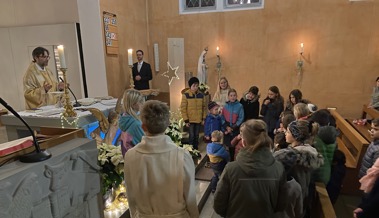 Kinder öffnen im Weihnachtsgottesdienst Türchen
