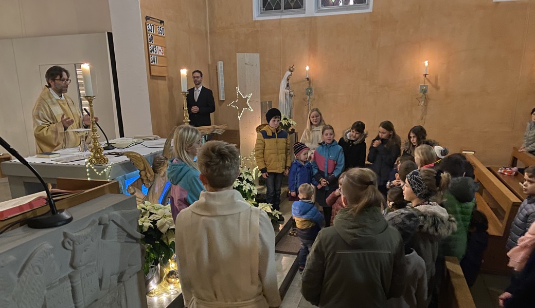 Alle Kinder beten gemeinsam vor der Krippe das "Vater unser"