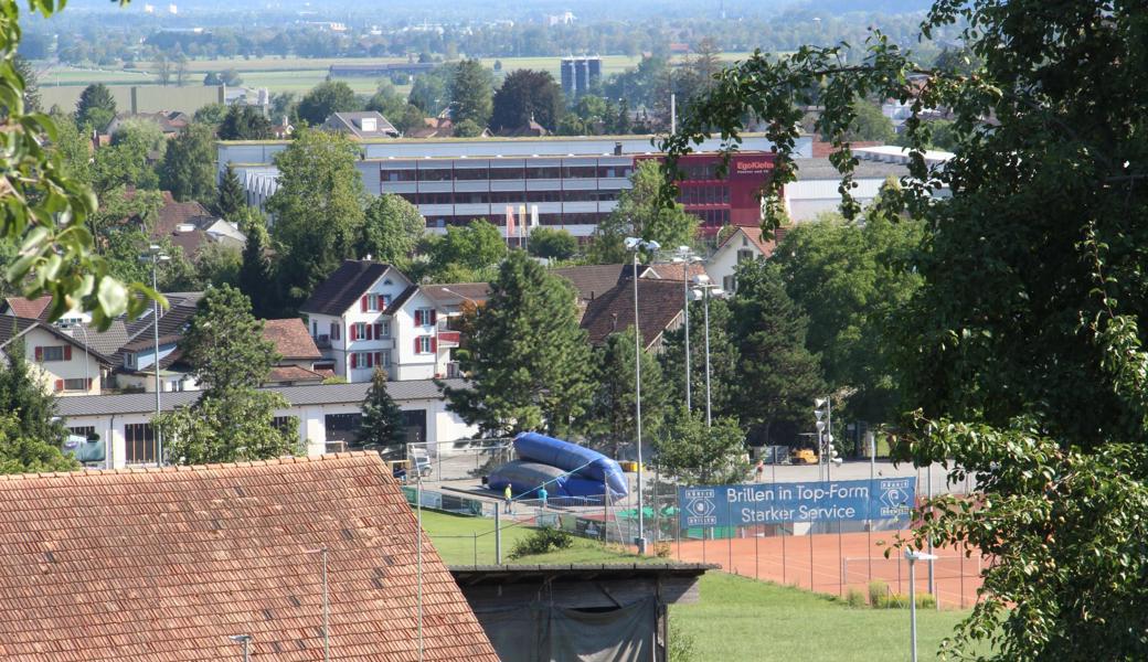 Nachdem die Luft wieder entwichen war, begannen die Veranstalter mit dem zweiten Versuch, die Leinwand hochzubringen.