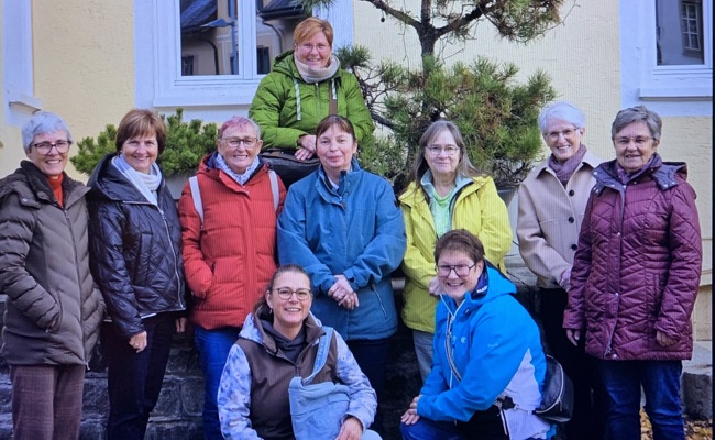 Schützenfrauen auf winterlicher Fahrt über die Alpenpässe