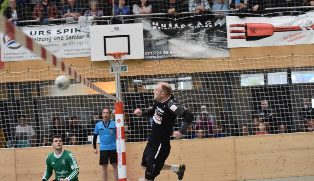 Einer der seltenen Vorstösse von SVD-Mitteverteidiger Fabian Marthy (rechts) – Matchwinner Ueli Rebsamen schaut dem Ball für einmal hinterher.