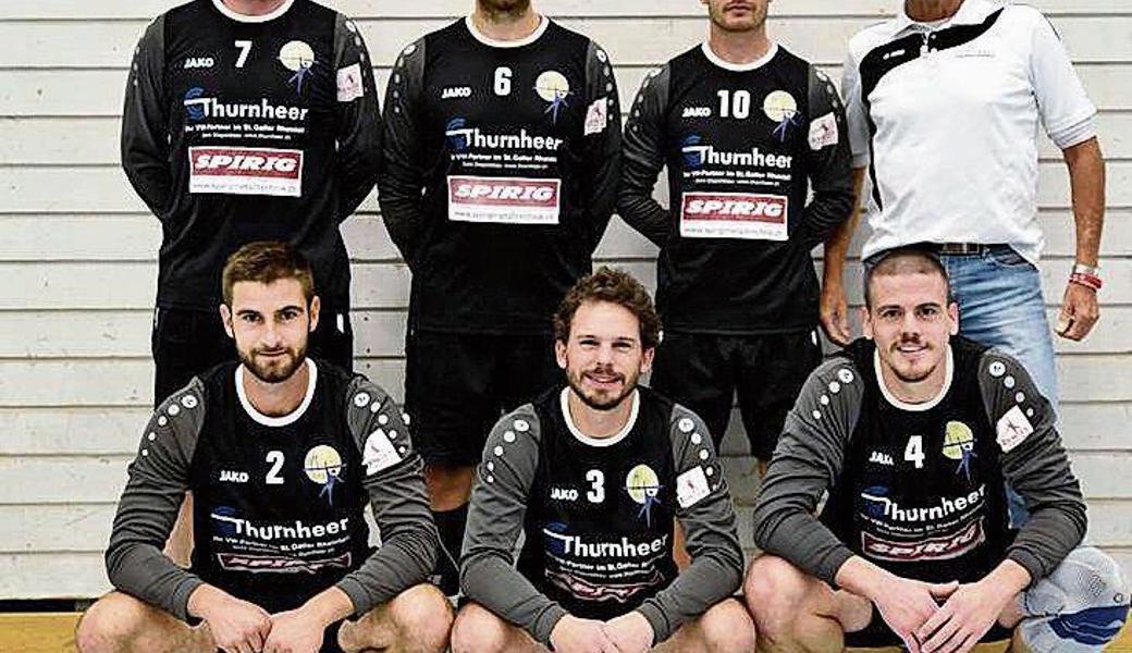 Der SVD Diepoldsau arbeitete mit Trainer Jogi Bork (hinten r.) vor allem an seinen eigenen Stärken. 