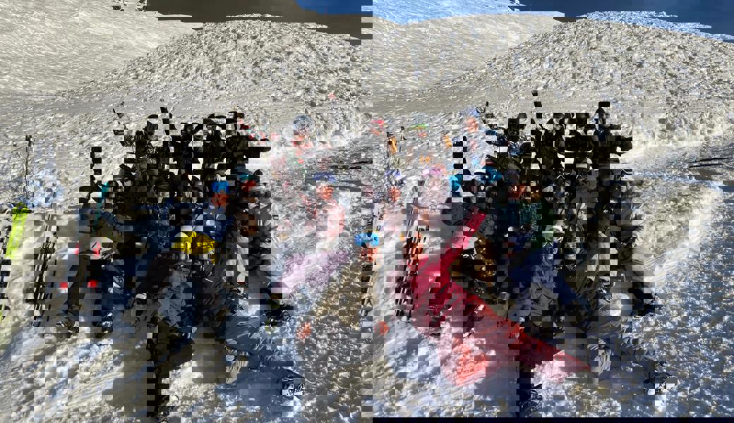 Auer Musikantinnen und Musikanten für einmal im Schnee statt im Probelokal.