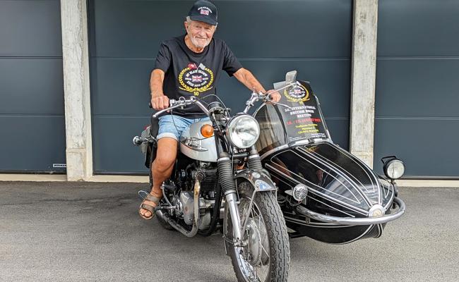 Britischer Biker feiert Geburtstag und Jubiläum