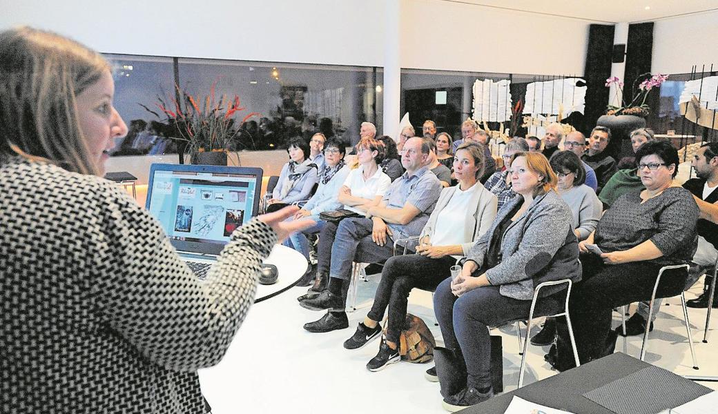 Sybille Graf stellt rund 30 Interessierten die IG Mein Rheintal und deren Ziele vor.