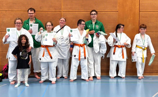 Karate PluS blickt auf ein erfolgreiches Halbjahr mit Prüfungen und Wettkämpfen