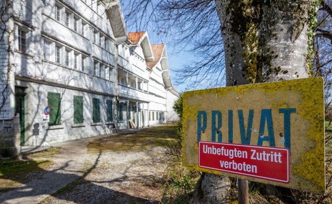 Die Besitzer riegeln die leerstehende «Pension Nord» in Heiden ab