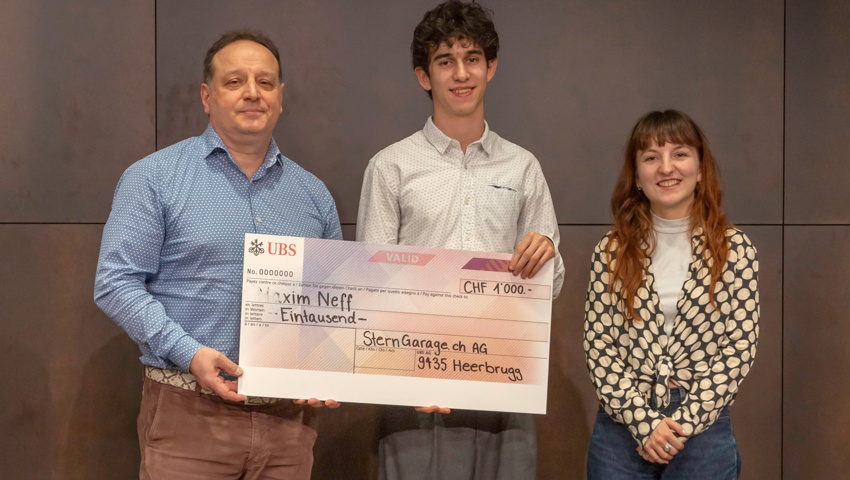 Santo Azzarone (v.l.), Maturand Maxim Neff und Laudatorin Lucia Albanese.