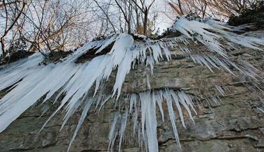 Erdwall sichert Eis am Schwalbenfelsen