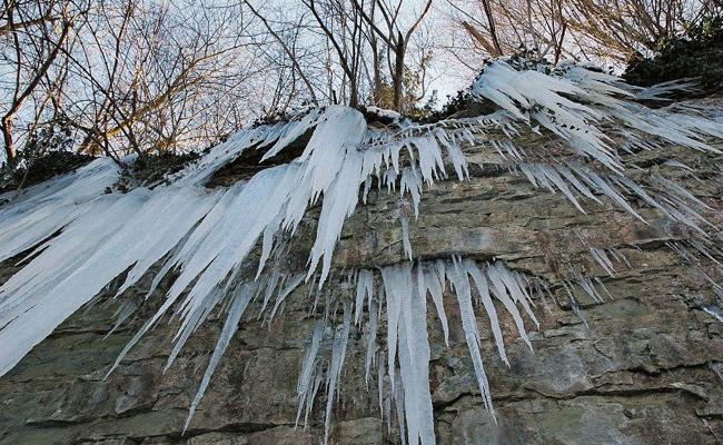 Erdwall sichert Eis am Schwalbenfelsen