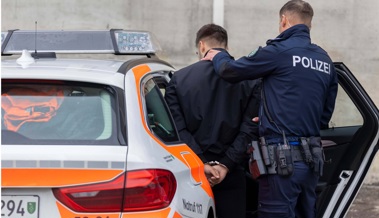 Einem 58-Jährigen Handy und Uhr gestohlen: Polizei nimmt 15-jährigen Algerier fest
