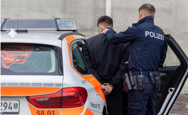 Einem 58-Jährigen Handy und Uhr gestohlen: Polizei nimmt 15-jährigen Algerier fest
