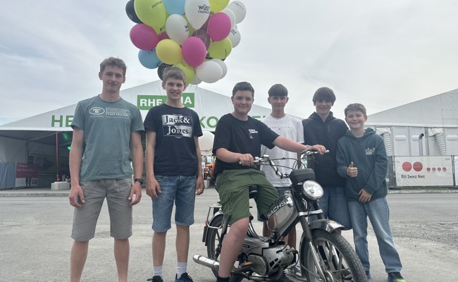 Am Gepäckträger angemacht: Mit 50 Ballons auf dem Töffli