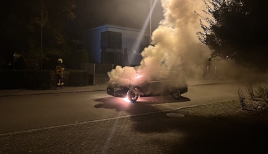 Auto fängt Feuer – 63-jähriger Fahrer reagiert geistesgegenwärtig