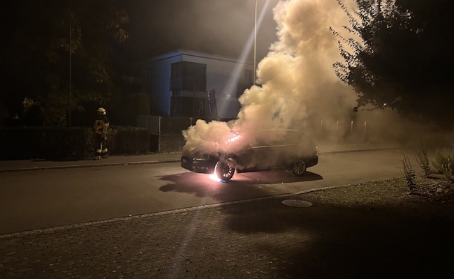 Auto fängt Feuer – 63-jähriger Fahrer reagiert geistesgegenwärtig