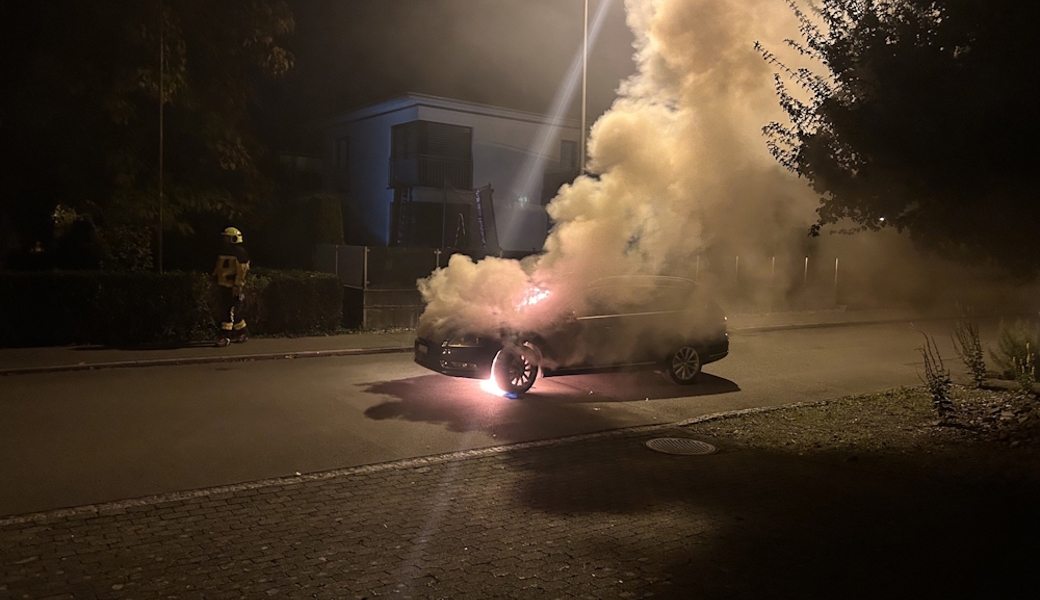 Auto fängt Feuer – 63-Jähriger Fahrer reagiert geistesgegenwärtig