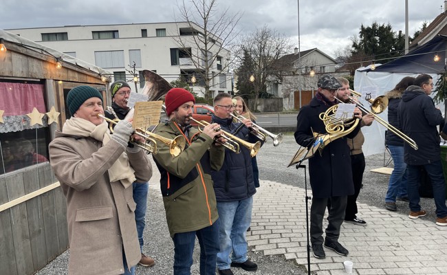 Auer Adventsmarkt wie immer mit schönem Rahmenprogramm und vielen Besuchenden
