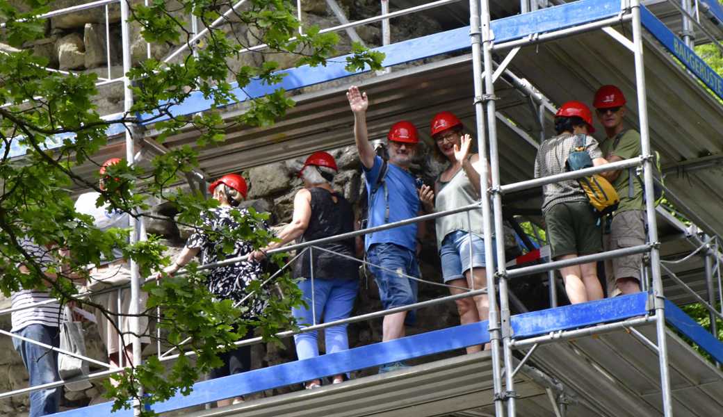 Schwindelfrei: Zahlreiche Interessierte stiegen in Zehnergruppen auf das Baustellengerüst, das zurzeit die noch stehenden Mauerreste der einst viergeschossigen Burg umfängt  – und getrauten sich sogar, von oben hinabzuschauen.