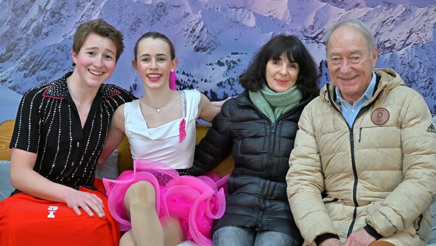 Vereint als Viererteam (von links): Timon Suhner, Leonie Woodtli, Clubtrainerin Claudia Aebischer und Trainer Martin Skotnický am Bavarian Open. Vereint als Viererteam (von links): Timon Suhner, Leonie Woodtli, Clubtrainerin Claudia Aebischer und Trainer Martin Skotnický am Bavarian Open.