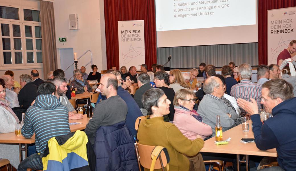 Es kamen 96 Rheineckerinnen und Rheinecker zur Bürgerversammlung in den «Hecht»-Saal. 