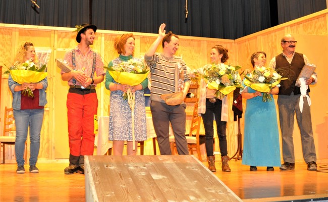 Mit Situationskomik löste die Theatergruppe Lachsalven aus