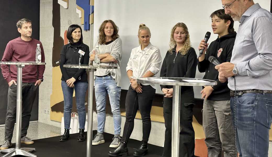 An der Diskussion schildern sowohl Jugendliche als auch Lehrer, wie sie den Zeitdruck bei der Lehrstellensuche empfinden. 