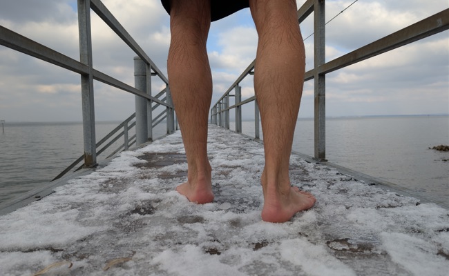 Ob allein oder in der Gruppe, Winterschwimmen ist ein eiskalter Adrenalinschub