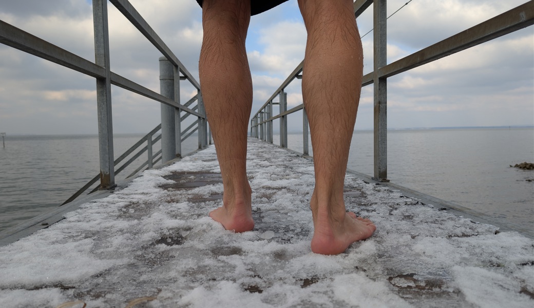 Ob allein oder in der Gruppe, Winterschwimmen ist ein eiskalter Adrenalinschub