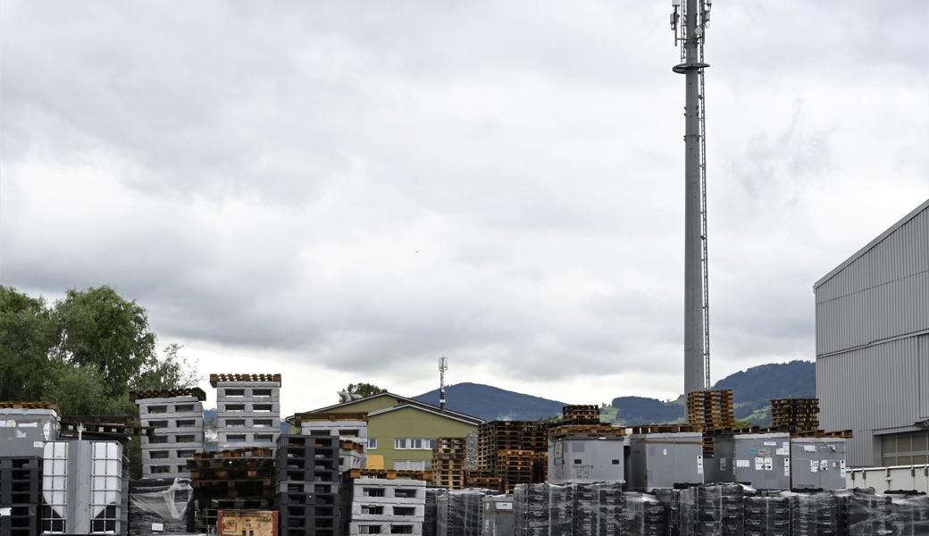 Die Antennen von drei Mobilfunkanbietern stehen im Industriegebiet relativ nahe beisammen. Nur die von Salt ist noch nicht auf 5G umgerüstet.