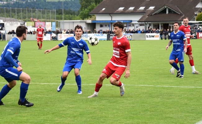 Jagd auf wichtige Punkte auf den regionalen Fussballplätzen