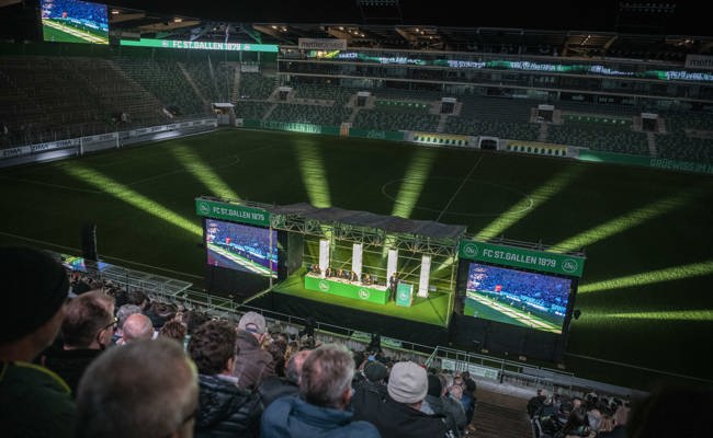 Der nächste Schritt: Bürgerversammlung im Fussballstadion?