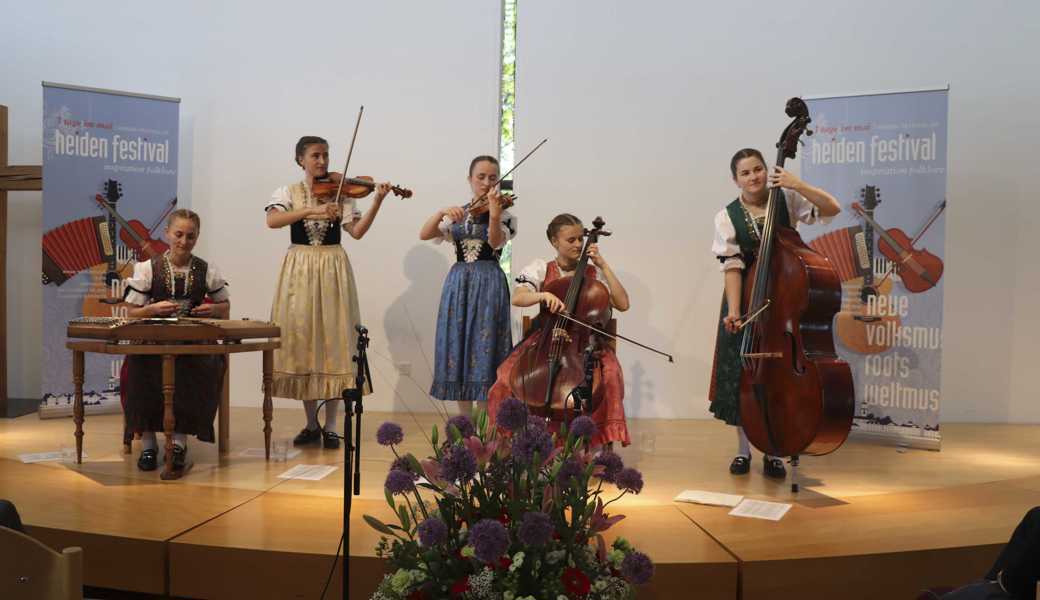 Die fünf Appenzeller Freundinnen treten unter dem Namen Vielsaitig auf – und bezauberten das Publikum mit Streichmusik vom Feinsten.