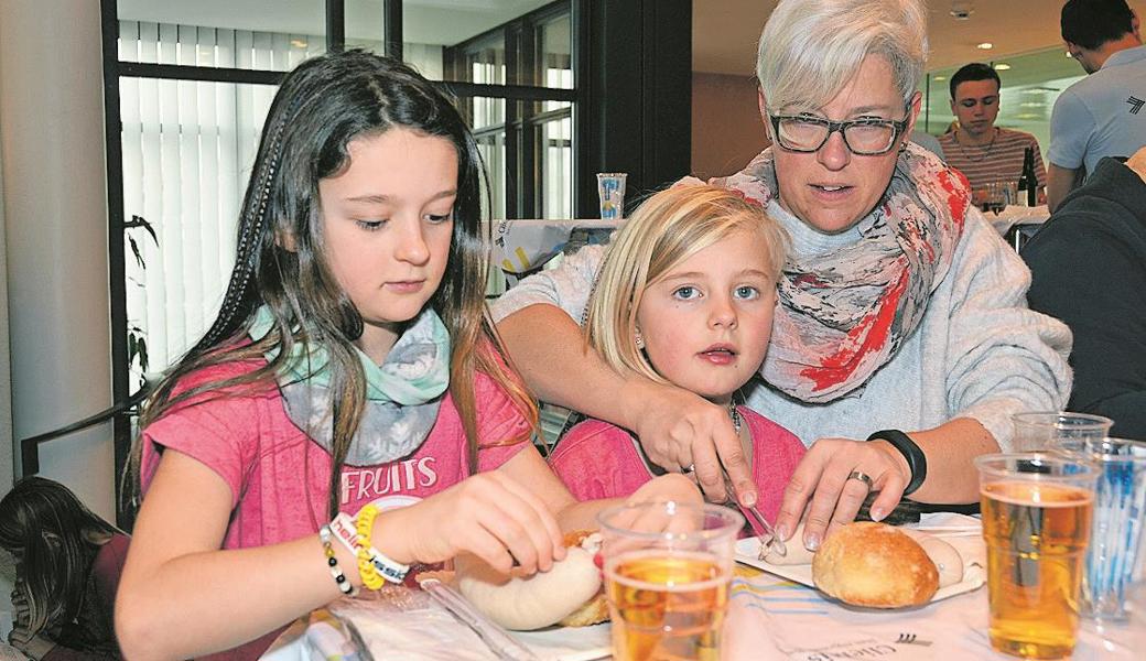 Eine Siedwurst, ein Bürli und ein Süssmost oder auch ein Schoppen – der perfekte Imbiss.