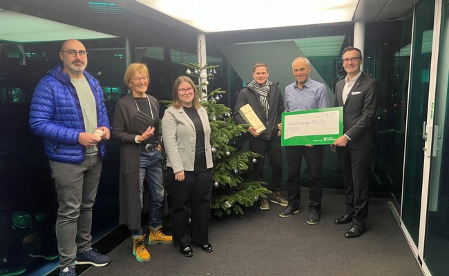 Bank übergibt die Spenden vom Novembermärtli der Naturschutzgruppe Alta Rhy