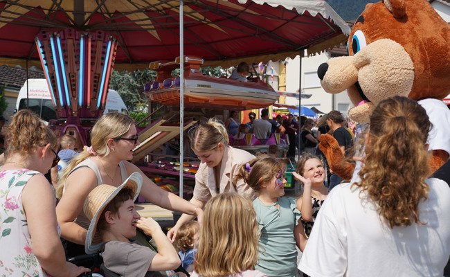 Gratis Zuckerwatte und freilaufende Bären – so gefällt die «Räbschter Kilbi» dem Publikum
