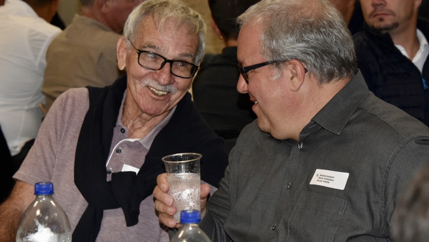 Unterhielten sich am Tisch: Journalist und SGKFV-Ehrenmitglied Beni Bruggmann (links) und Altstättens Stadtpräsident Ruedi Mattle. Unterhielten sich am Tisch: Journalist und SGKFV-Ehrenmitglied Beni Bruggmann (links) und Altstättens Stadtpräsident Ruedi Mattle.